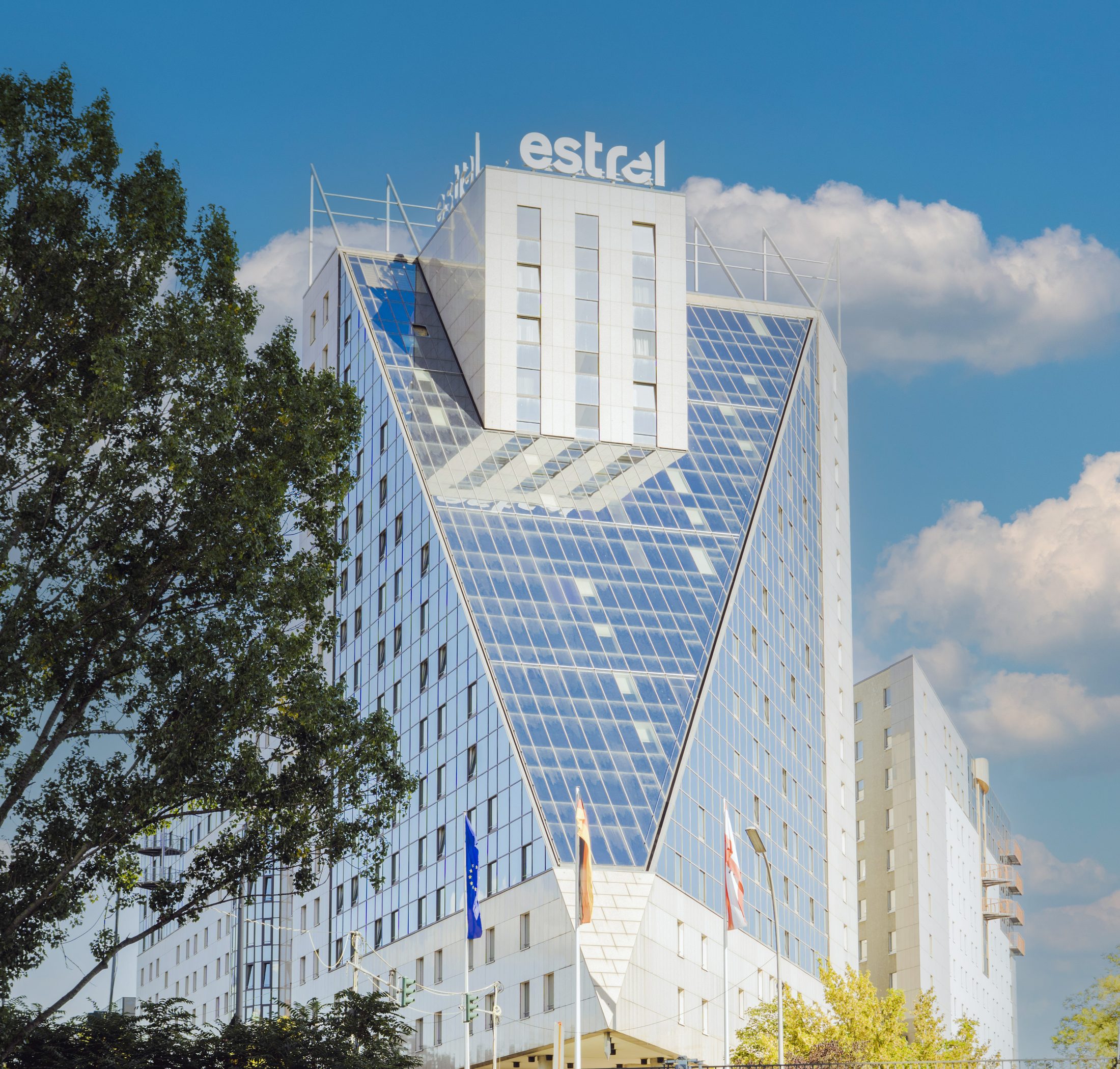 Außenansicht des Estrel Berlin mit Tower